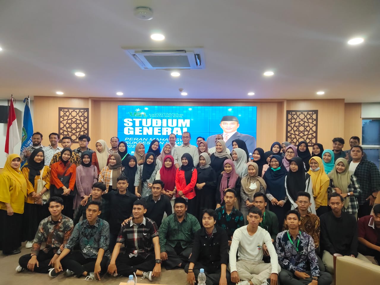 Mahasiswa FIS UINSU berfoto bersama Ketua KPU RI Hasyim Asy'ari usai Studium General di Aula FIS Kampus IV UINSU, Durin Jangak, Pancur Batu, Deliserdang, Jumat (24/9/2022).