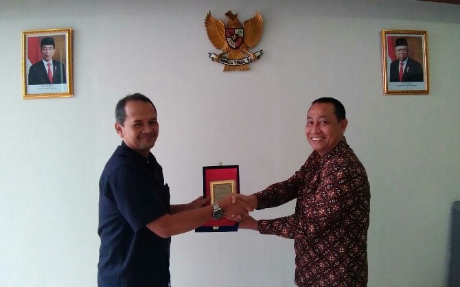 Dekan FIS UINSU Prof Dr Abdurrahman (kanan) menerima cinderamata dari Mardiofi, GM PT Pelindo Regional 1 Cab Kuala Tanjung, di Pelabuhan Kuala Tanjung, Kamis (27/10/2022)