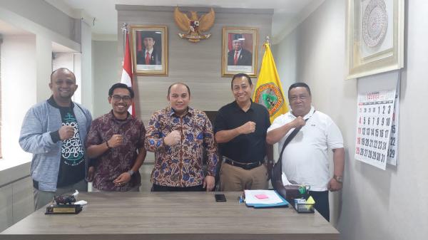 Dekan FIS UINSU Prof Abdurrahman (dua dari kanan) dan Prof Bambang Saputra (tengah).