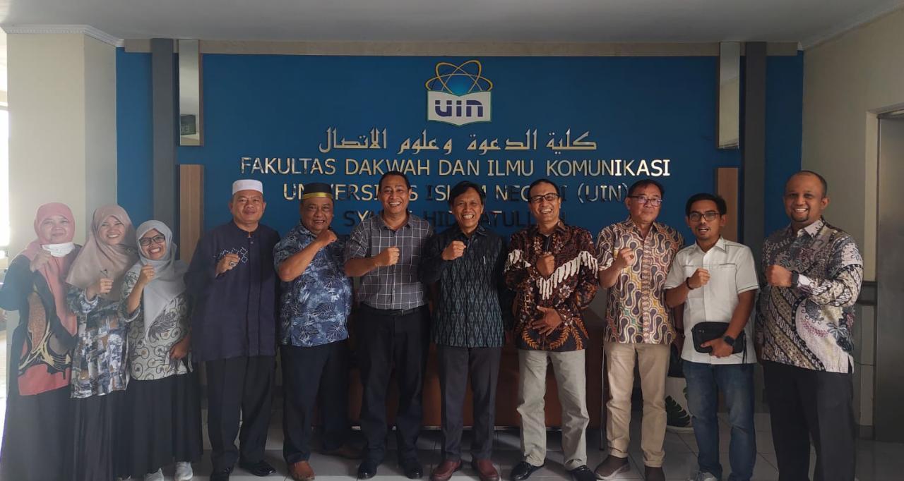Dekan FIS UINSU Medan dan Dekan FDIKOM UIN Syahid Jakarta beserta jajaran berfoto bersama usai pertemuan benchmarking ke kampus tersebut, di Ciputat, Tangerang Selatan.(ist)
